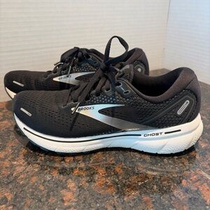 Brooks women’s 8 Black and White Athletic Shoes